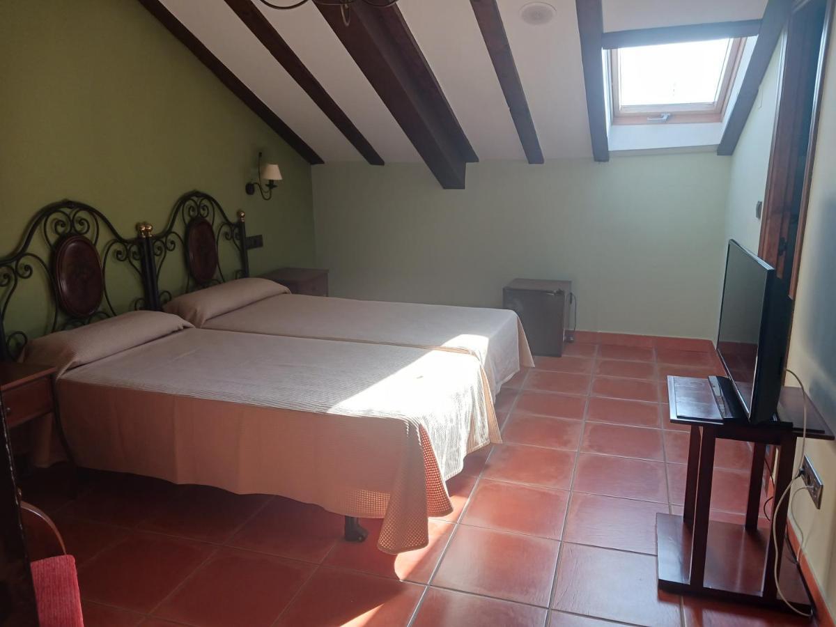 Hotel Restaurante Dona Elvira Nava del Rey Esterno foto