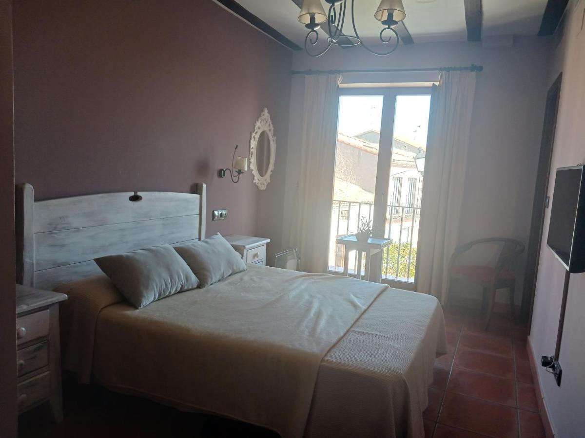 Hotel Restaurante Dona Elvira Nava del Rey Esterno foto