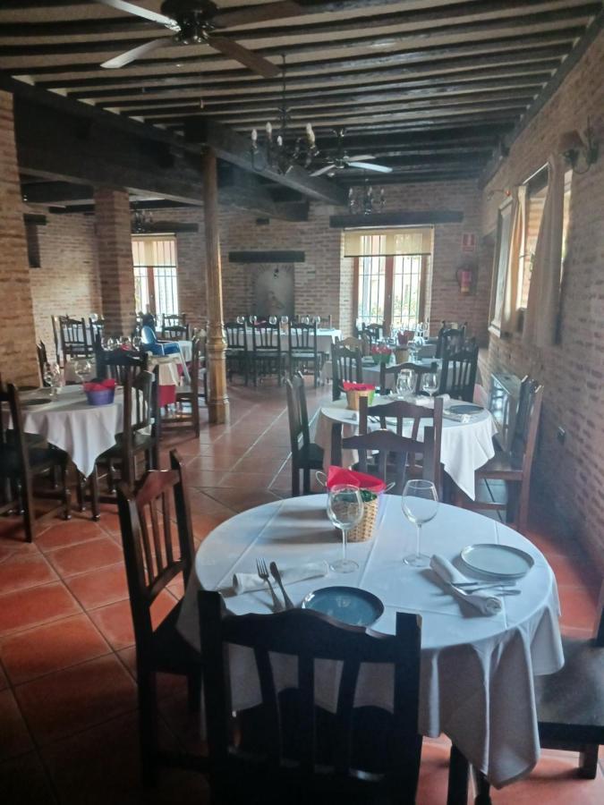 Hotel Restaurante Dona Elvira Nava del Rey Esterno foto