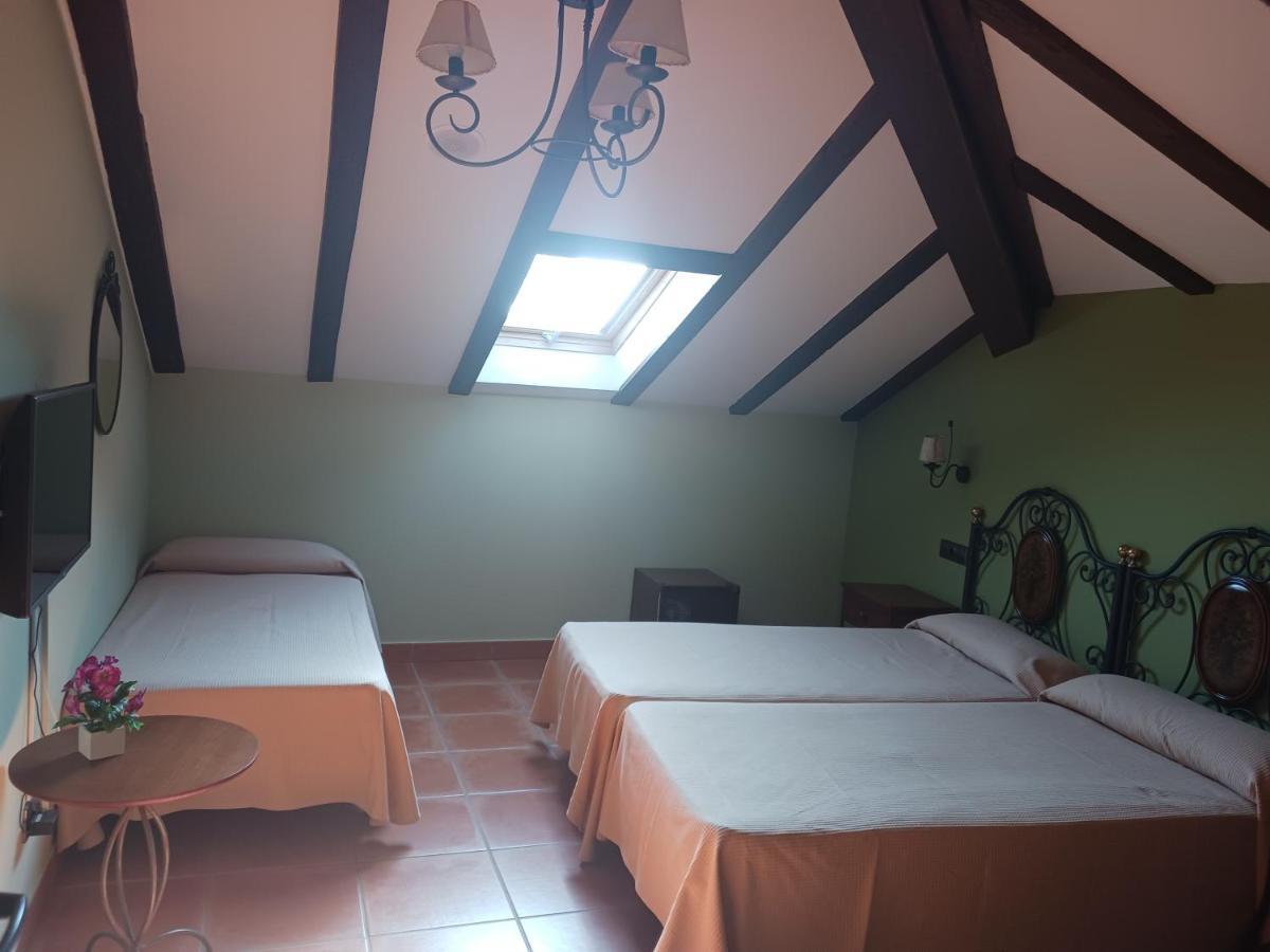 Hotel Restaurante Dona Elvira Nava del Rey Esterno foto