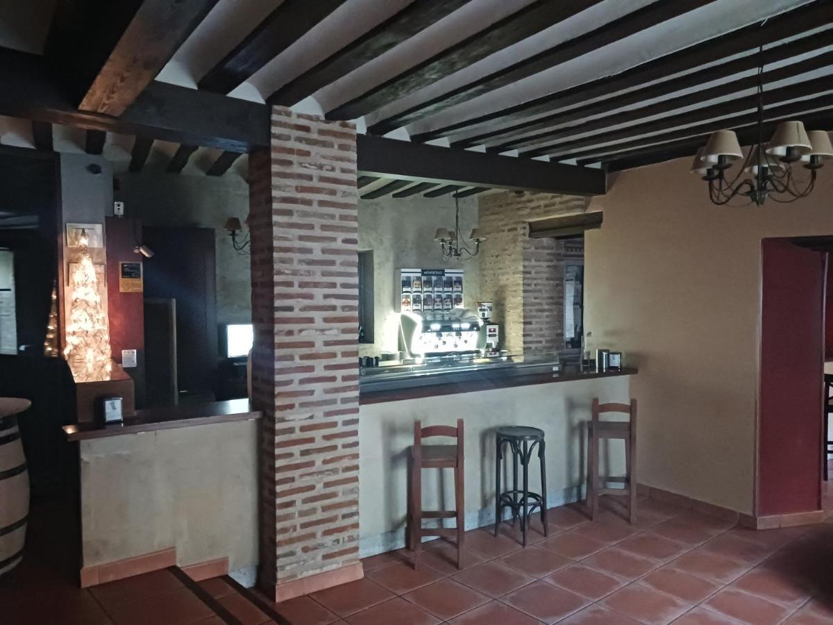 Hotel Restaurante Dona Elvira Nava del Rey Esterno foto