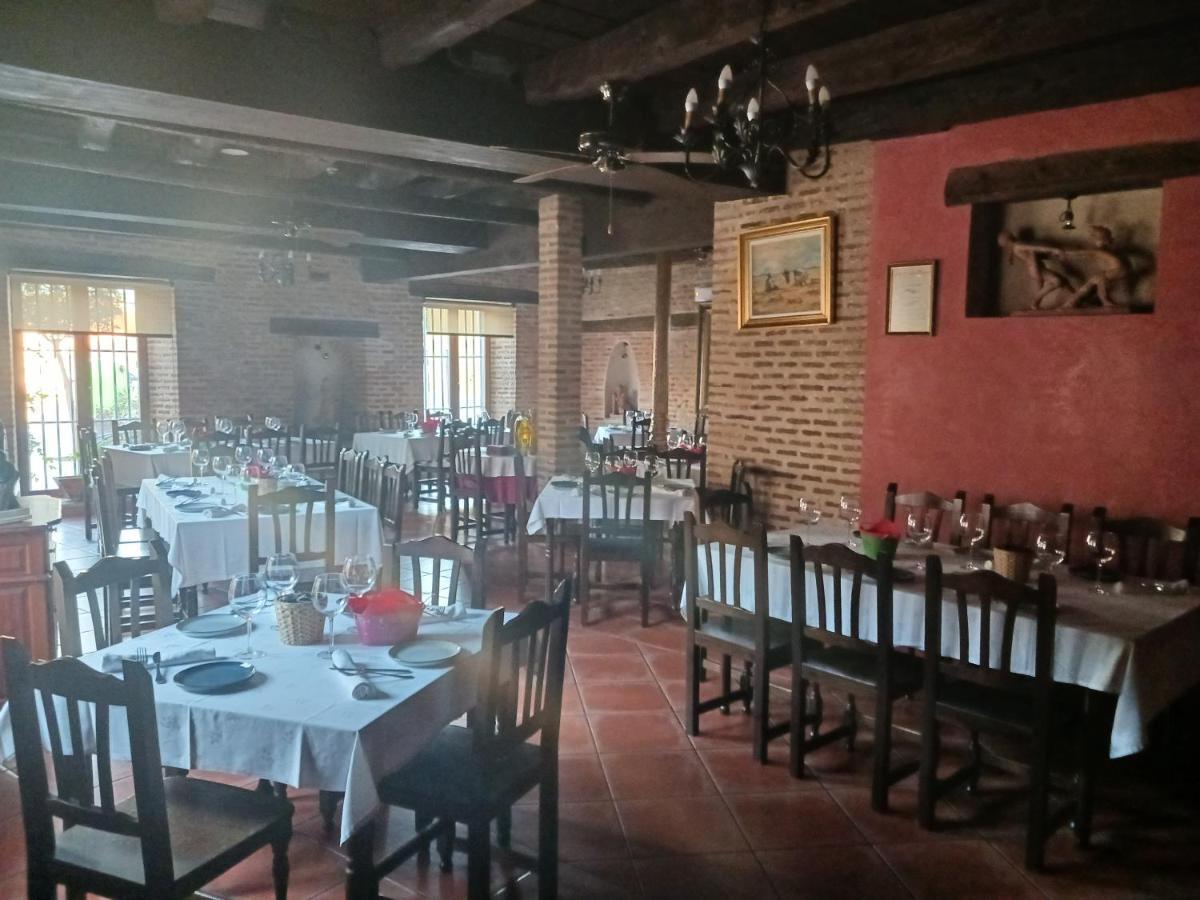 Hotel Restaurante Dona Elvira Nava del Rey Esterno foto